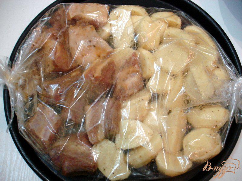 Фото приготовление рецепта: Свиные рёбрышки запеченные с картофелем шаг №9