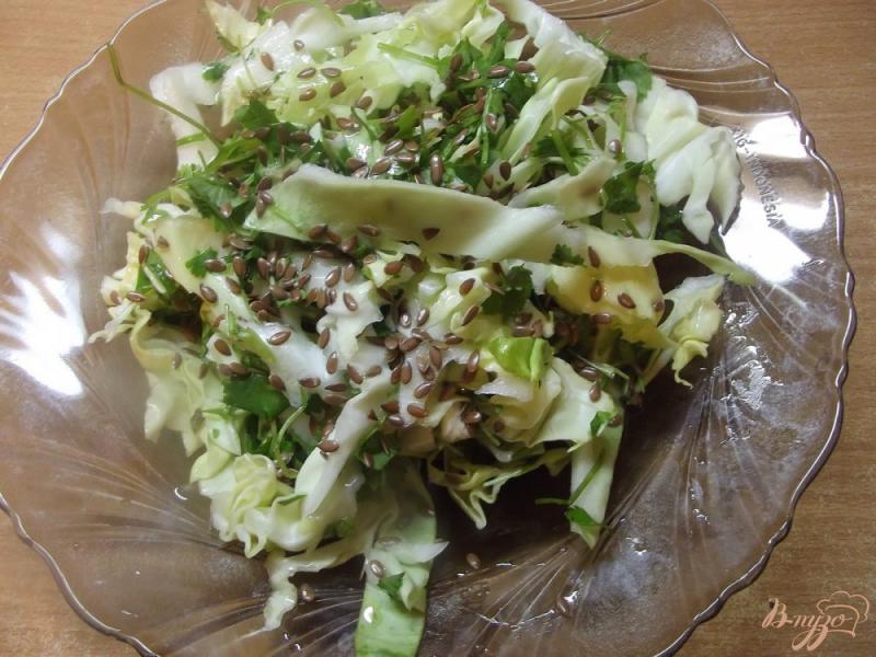 Фото приготовление рецепта: Капустный салат с кинзой шаг №3