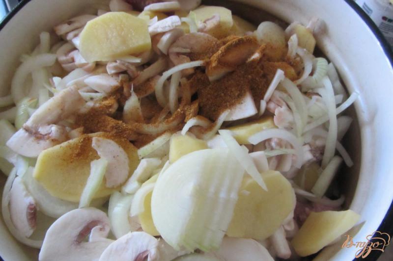 Фото приготовление рецепта: Аппетитный картофель тушенный с грибами и свининой. шаг №5