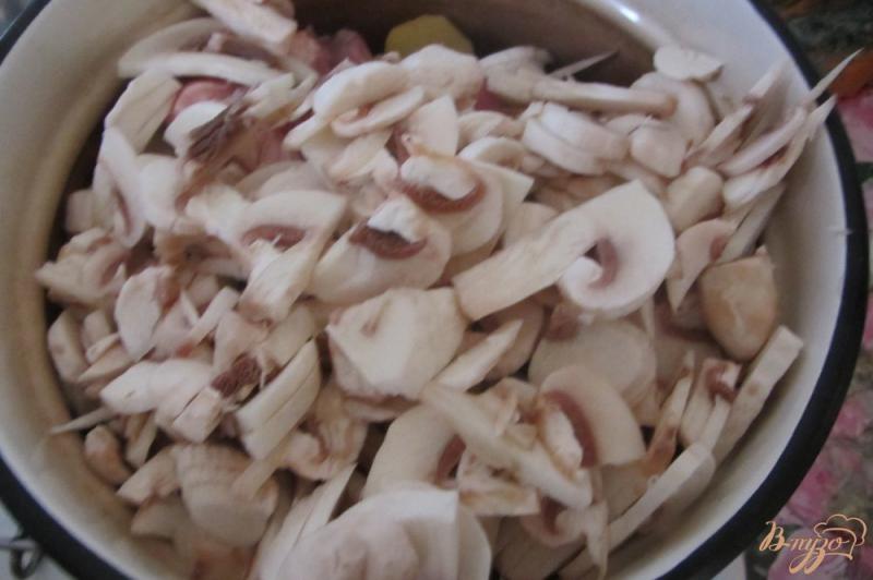 Фото приготовление рецепта: Аппетитный картофель тушенный с грибами и свининой. шаг №4