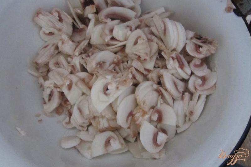 Фото приготовление рецепта: Аппетитный картофель тушенный с грибами и свининой. шаг №1