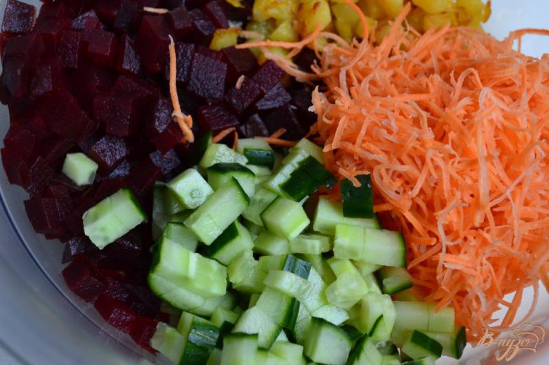 Фото приготовление рецепта: Свекольный салат с обжаренным картофелем шаг №3