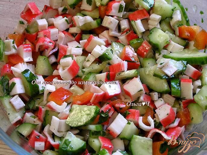 Фото приготовление рецепта: Овощной салат с крабовыми палочками шаг №5