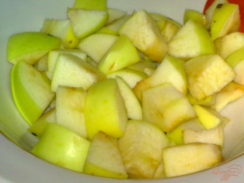 Фото приготовление рецепта: Холодный чай с ромашкой и яблоком шаг №4