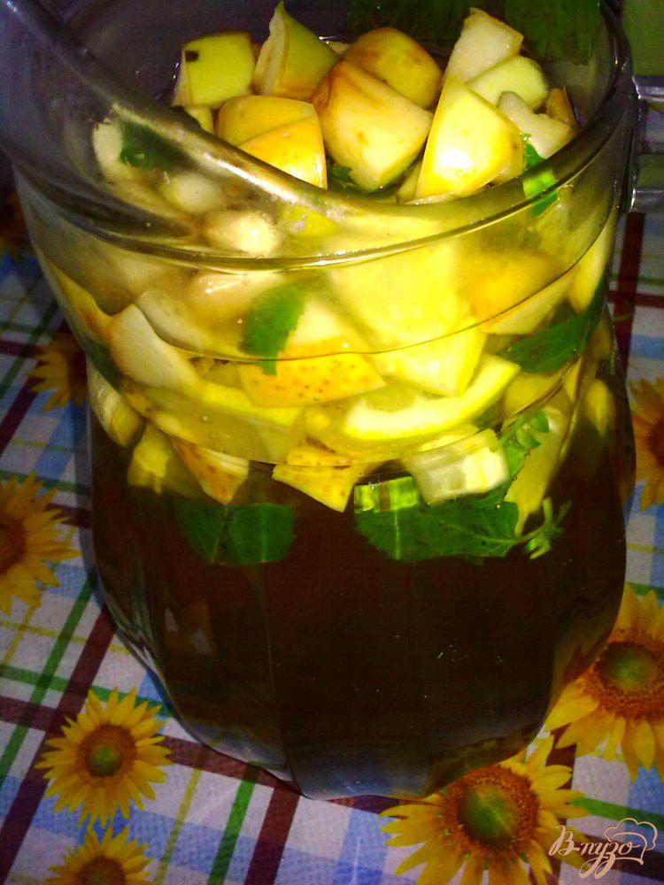 Фото приготовление рецепта: Холодный чай с ромашкой и яблоком шаг №7