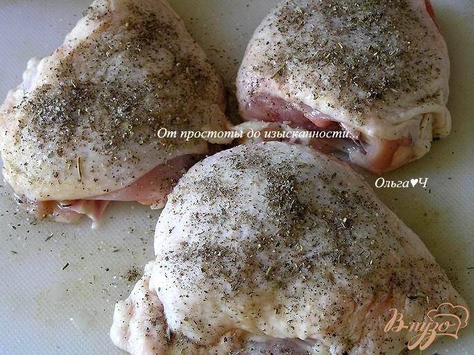 Фото приготовление рецепта: Куриные бедра с прованскими травами шаг №2