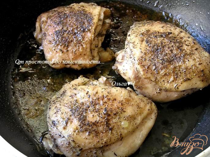 Фото приготовление рецепта: Куриные бедра с прованскими травами шаг №3