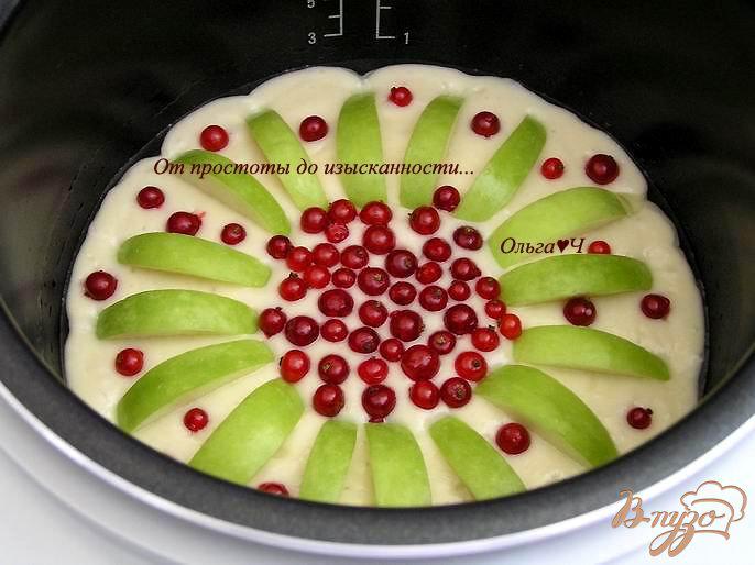 Фото приготовление рецепта: Пирог с яблоком и красной смородиной (в мультиварке) шаг №4