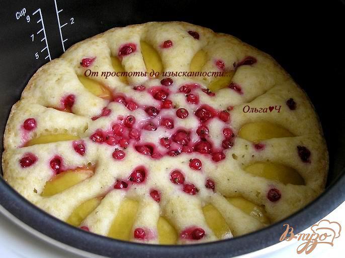 Фото приготовление рецепта: Пирог с яблоком и красной смородиной (в мультиварке) шаг №5