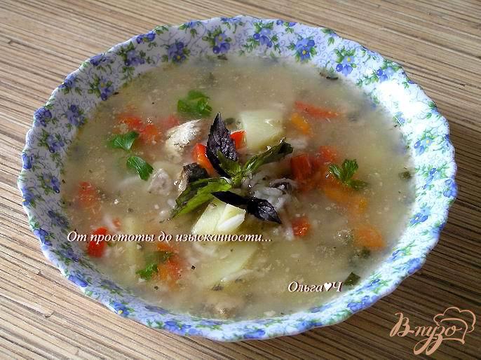 Фото приготовление рецепта: Суп с рисом, консервой и базиликом шаг №4