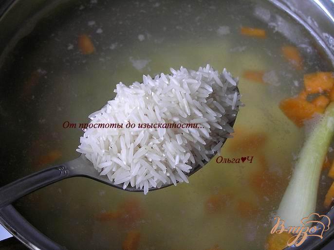 Фото приготовление рецепта: Суп с рисом, консервой и базиликом шаг №1