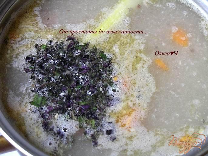 Фото приготовление рецепта: Суп с рисом, консервой и базиликом шаг №3