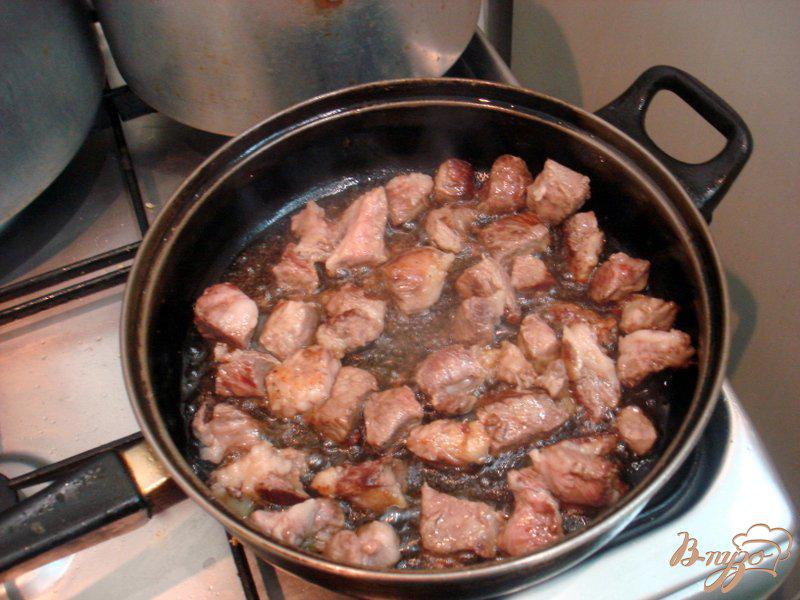 Фото приготовление рецепта: Свинина с фасолью и овощами шаг №7