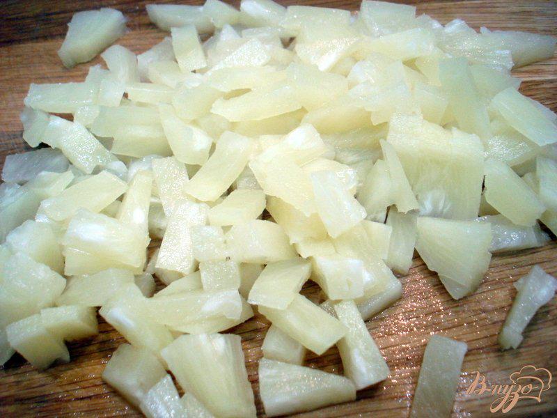 Фото приготовление рецепта: Салат с сыром, огурцом и ананасом шаг №8