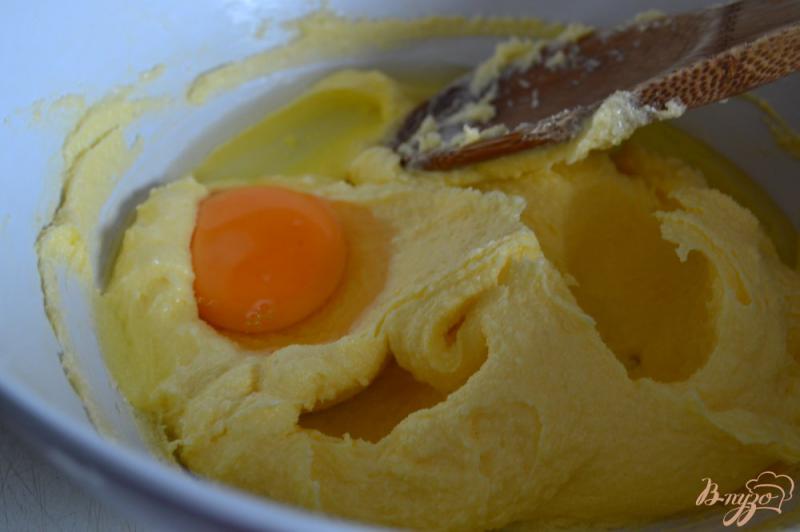 Фото приготовление рецепта: Медовый кекс с красной смородиной шаг №2