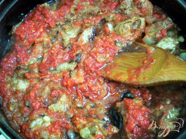 Фото приготовление рецепта: Телятина в томатно-сметанном соусе шаг №6