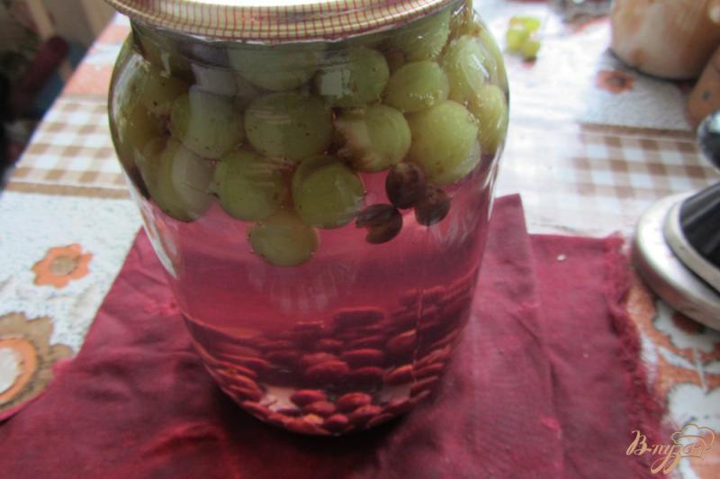 Фото приготовление рецепта: Консервированый виноградный компот шаг №5