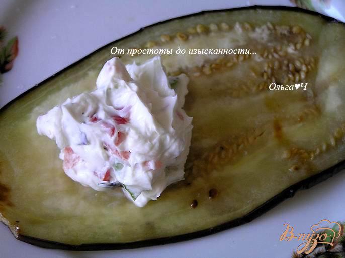 Фото приготовление рецепта: Закуска из баклажан с творожным сыром, овощами и базиликом шаг №6