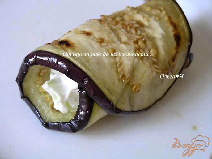 Фото приготовление рецепта: Закуска из баклажан с творожным сыром, овощами и базиликом шаг №7