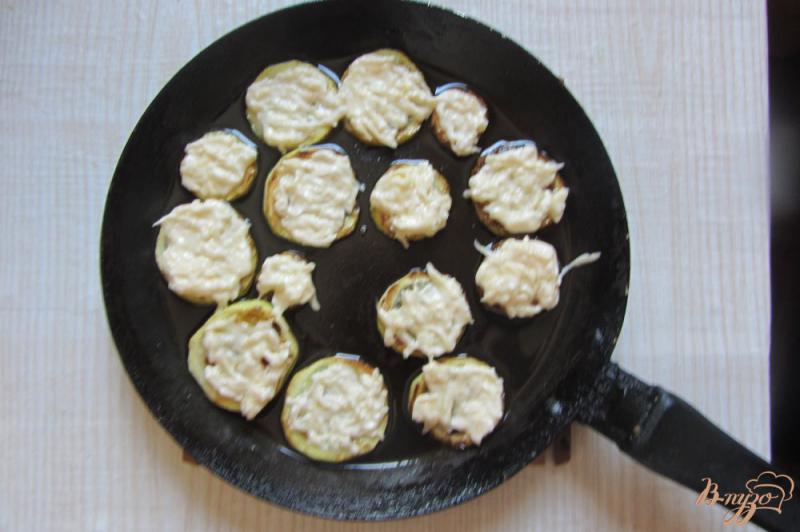 Фото приготовление рецепта: Кабачки под сырной шубкой с чесноком шаг №6