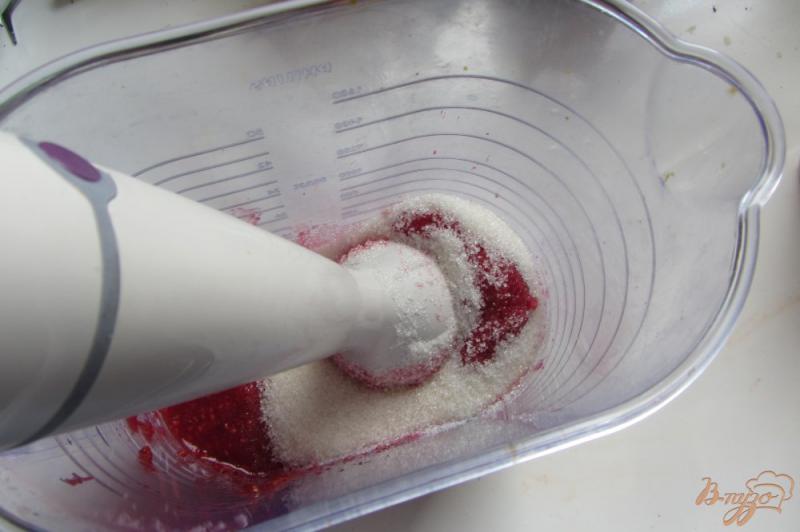 Фото приготовление рецепта: Перетертая малина с сахаром шаг №3