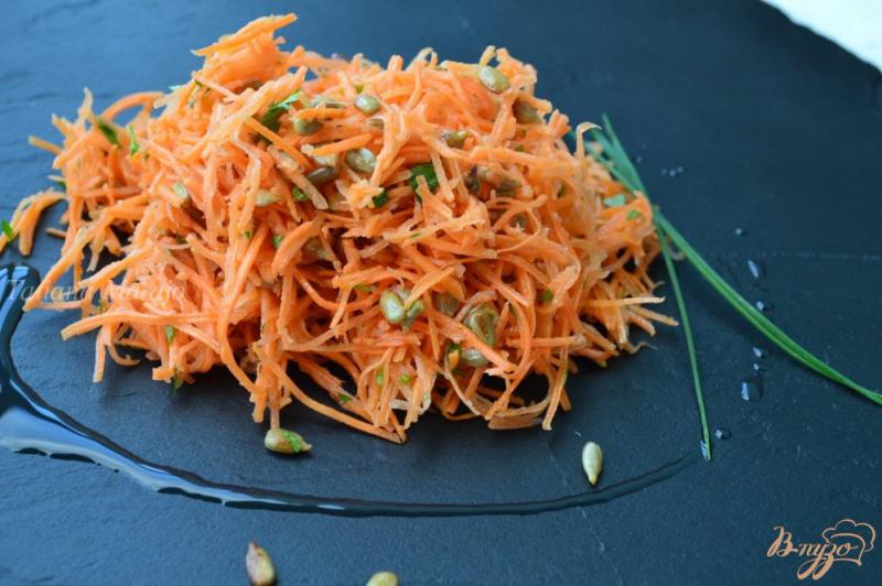 Фото приготовление рецепта: Морковный салат с семечками и кинзой шаг №4