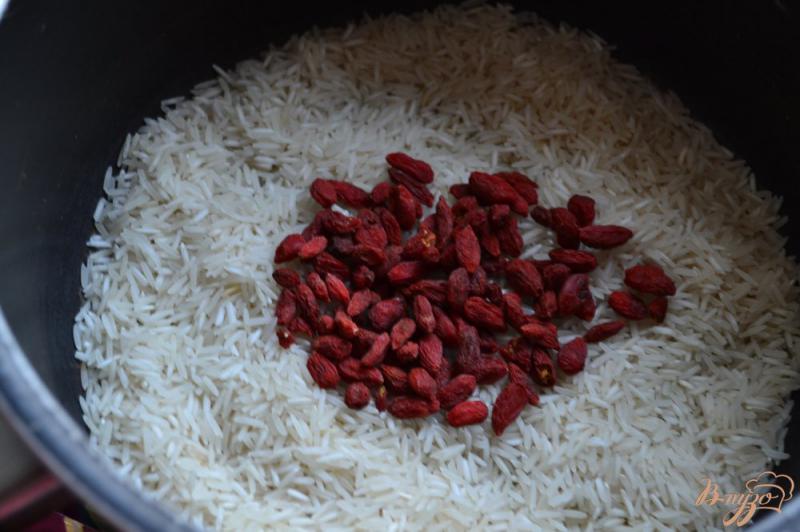 Фото приготовление рецепта: Отварной рис с ягодами годжи шаг №1