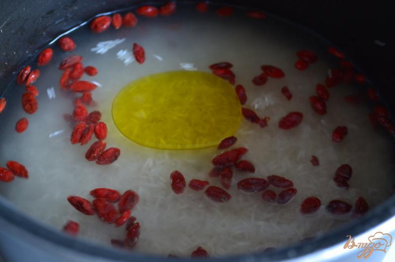 Фото приготовление рецепта: Отварной рис с ягодами годжи шаг №2