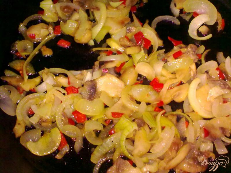 Фото приготовление рецепта: Картофель с сосисками в горшочке шаг №6