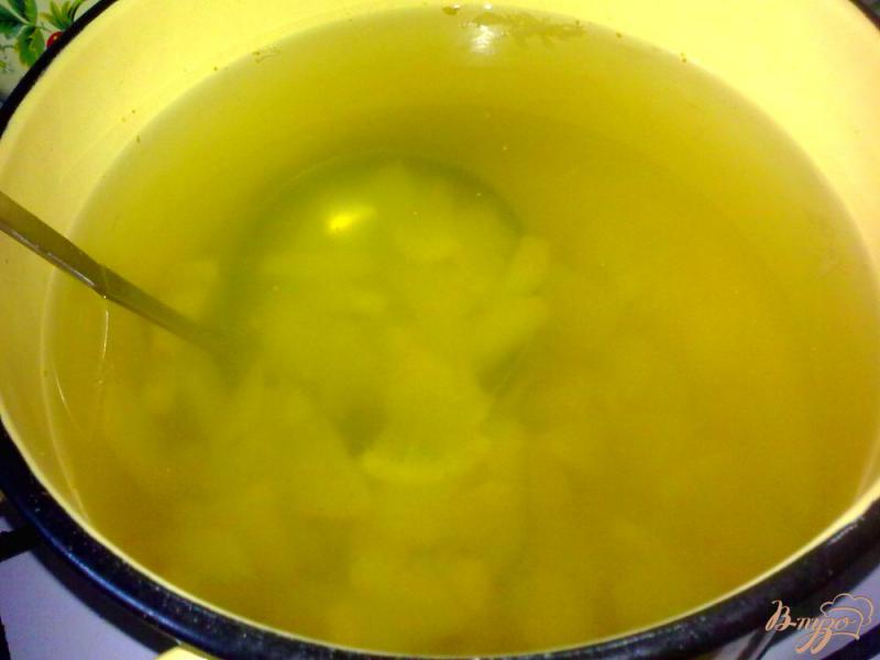 Фото приготовление рецепта: Компот из груш с лимоном и пряностями шаг №4