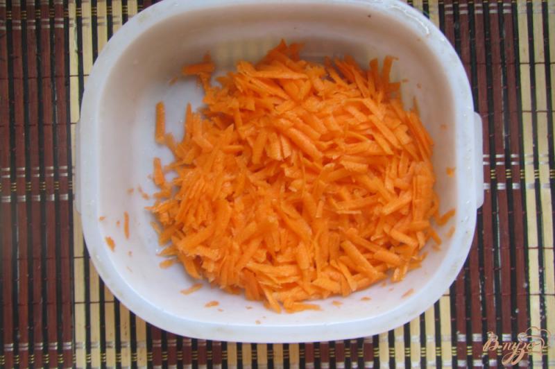 Фото приготовление рецепта: Яблоки с морковкой и хреном шаг №1