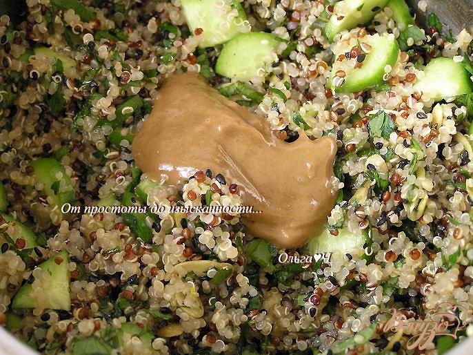 Фото приготовление рецепта: Мятный салат из киноа с зеленью и тыквенными семечками шаг №3