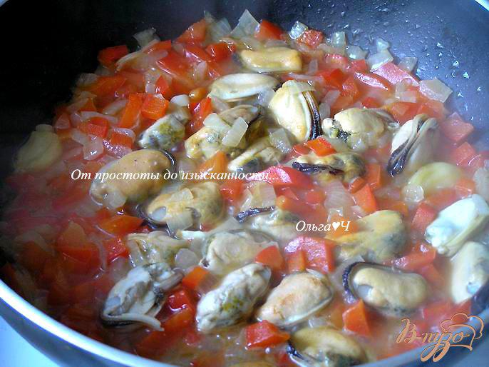 Фото приготовление рецепта: Легкий горохово-овощной суп с мидиями шаг №3