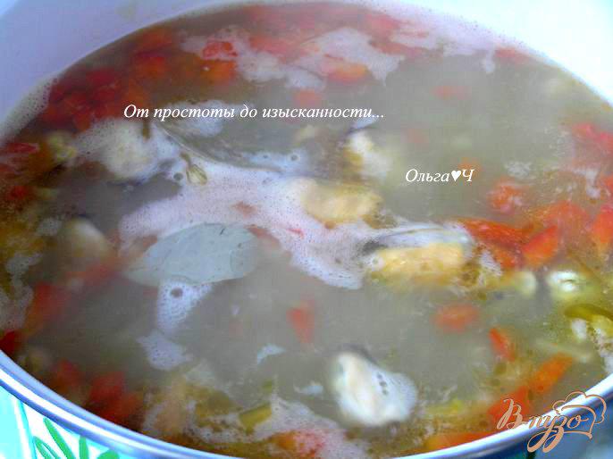Фото приготовление рецепта: Легкий горохово-овощной суп с мидиями шаг №4