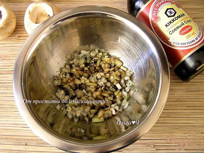 Фото приготовление рецепта: Печеные шампиньоны с луком и соевым соусом шаг №2
