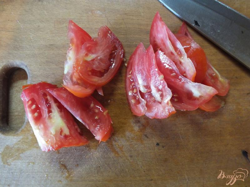 Фото приготовление рецепта: Ароматный хлеб с томатами и базиликом шаг №6
