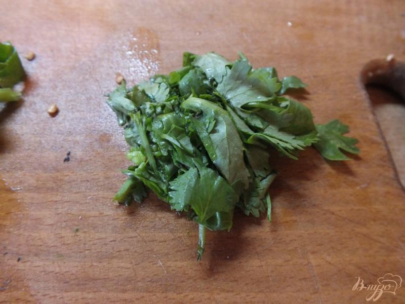 Фото приготовление рецепта: Салат из печеных баклажанов с молодым щавелем шаг №5