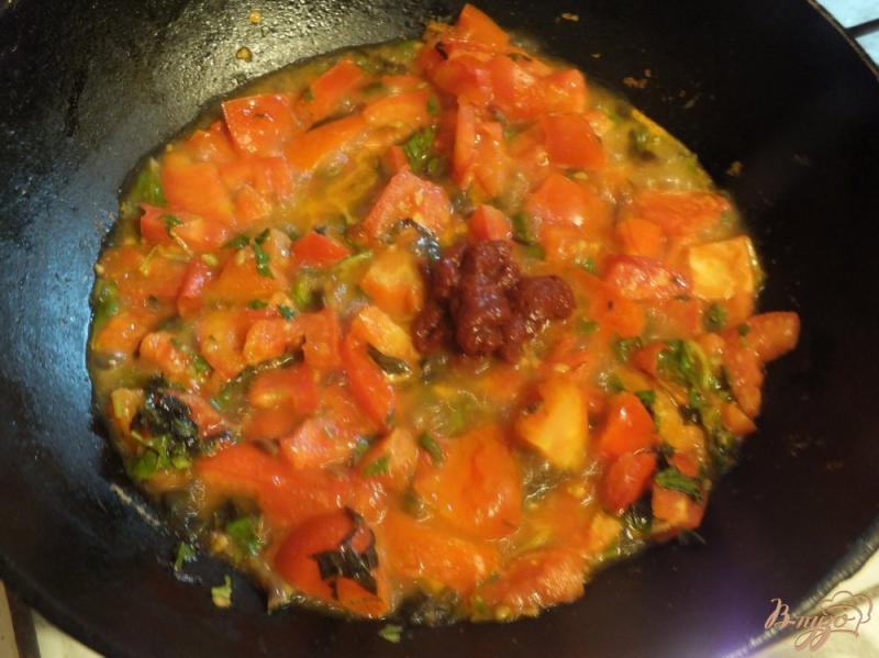 Фото приготовление рецепта: Паста с сыром сулугуни под базиликово-помидорным соусом шаг №4