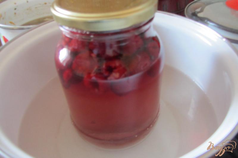 Фото приготовление рецепта: Концервированный малиновый напиток на зиму шаг №4