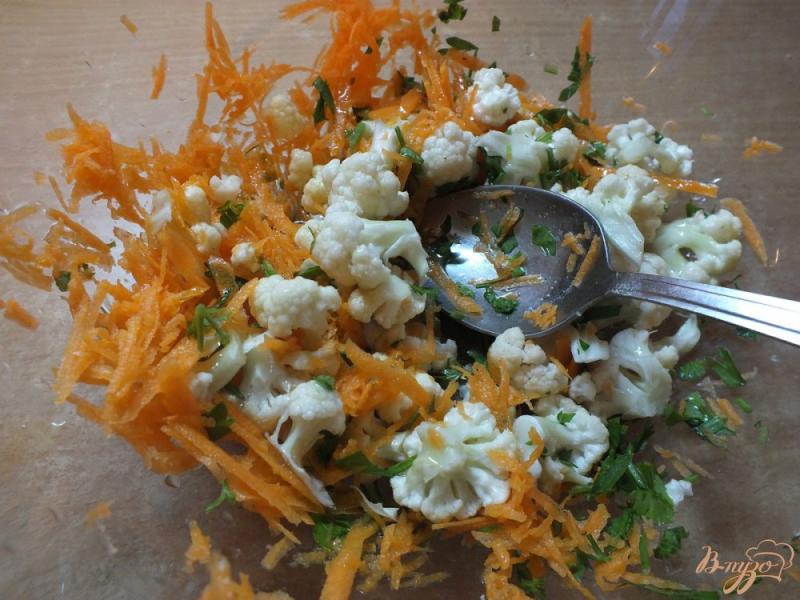 Фото приготовление рецепта: Салат из сырой цветной капусты с морковью и уксусом шаг №4