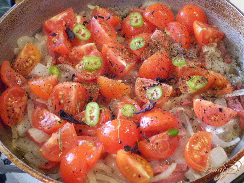 Фото приготовление рецепта: Рожки в томатной подливе с горьким перцем шаг №7