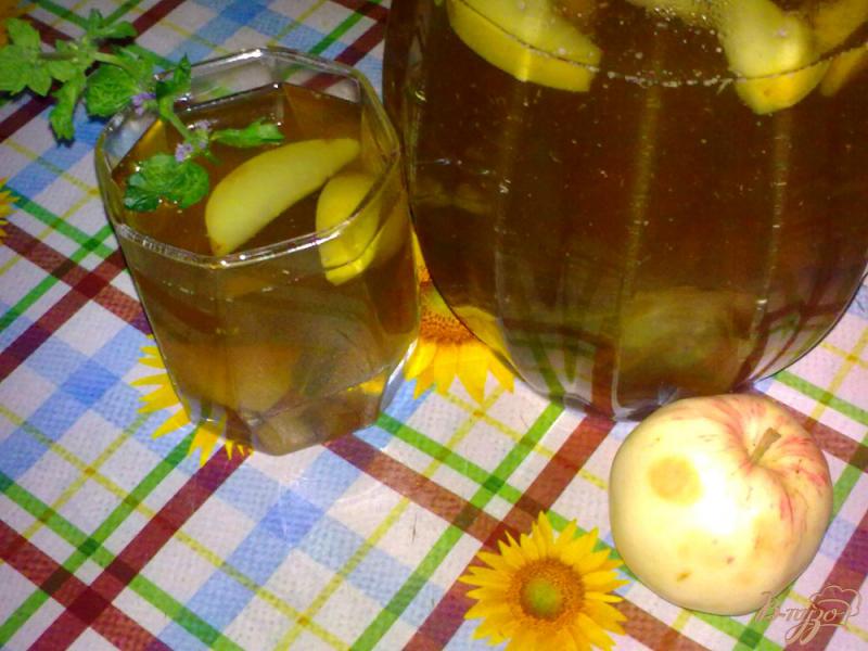 Фото приготовление рецепта: Компот из фиников, яблок и мяты шаг №5