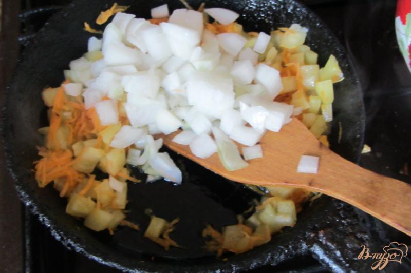 Фото приготовление рецепта: Макароны с овощами под сырной шубкой шаг №3