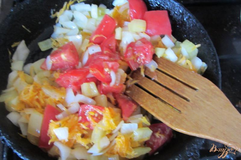 Фото приготовление рецепта: Макароны с овощами под сырной шубкой шаг №4