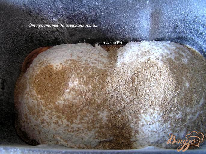 Фото приготовление рецепта: Томатный хлеб с маслинами и овсяными отрубями шаг №2