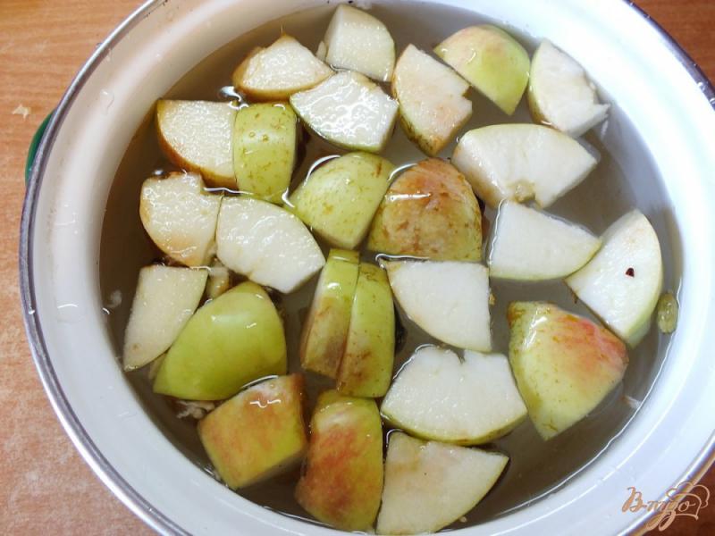 Фото приготовление рецепта: Яблочный компот с изюмом, курагой и кардамоном шаг №4
