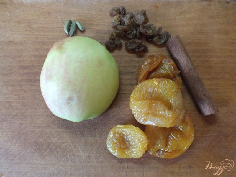 Фото приготовление рецепта: Яблочный компот с изюмом, курагой и кардамоном шаг №1