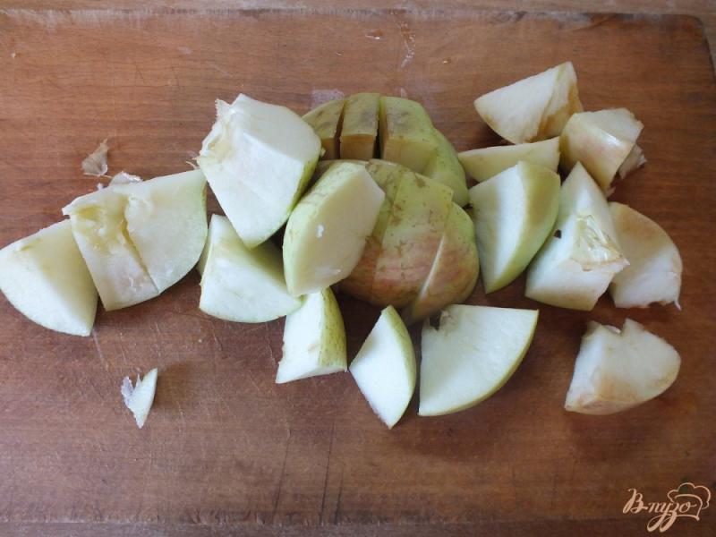 Фото приготовление рецепта: Яблочный компот с изюмом, курагой и кардамоном шаг №3