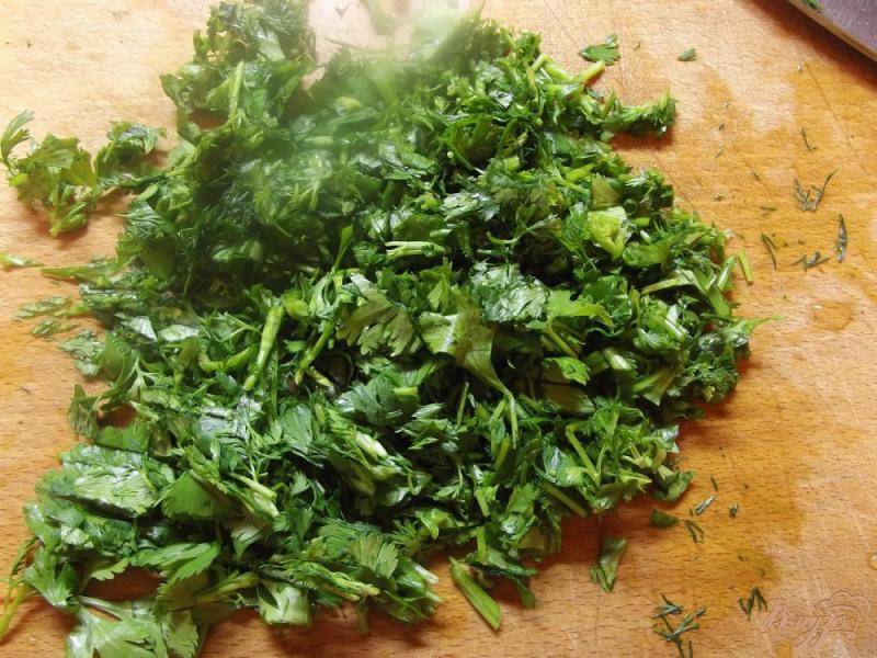 Фото приготовление рецепта: Салат с зеленым горошком и кинзой шаг №4