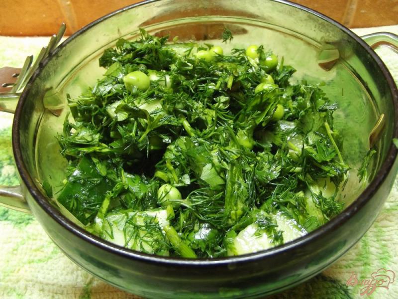 Фото приготовление рецепта: Салат с зеленым горошком и кинзой шаг №5
